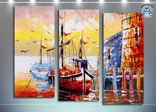 Лонки на причале. Яркий акцент