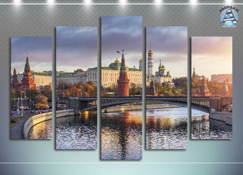 Утреннее солнце над Московским Кремлем