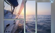 Парус лодки в открытом море на закате