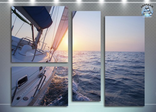 Парус лодки в открытом море на закате
